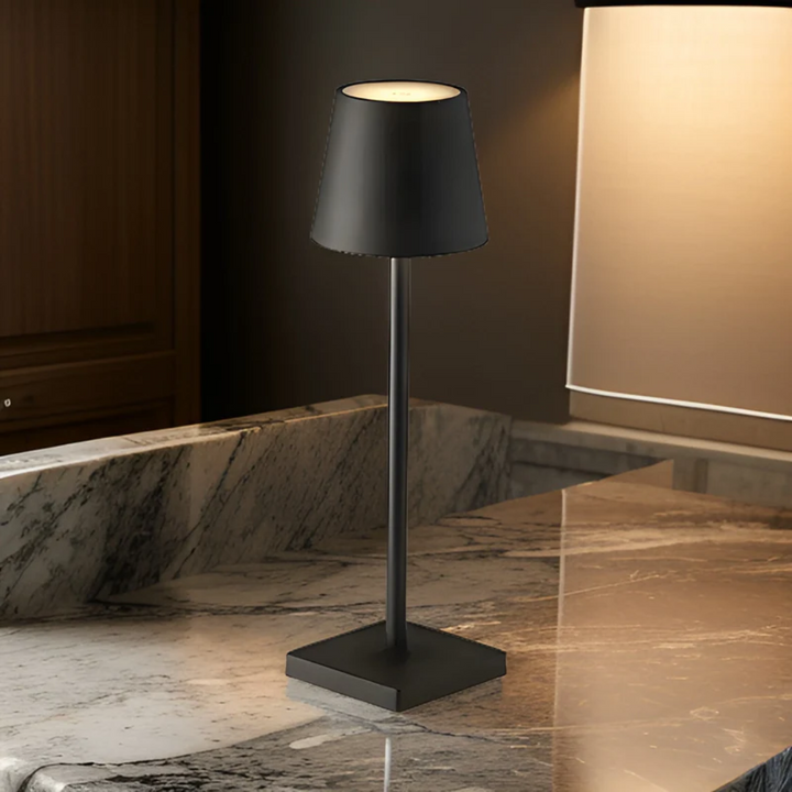 Stilvolle kabellose Tischlampe NordicAura im minimalistischen Design, dimmbar, ideal für Schreibtisch oder Beistelltisch.