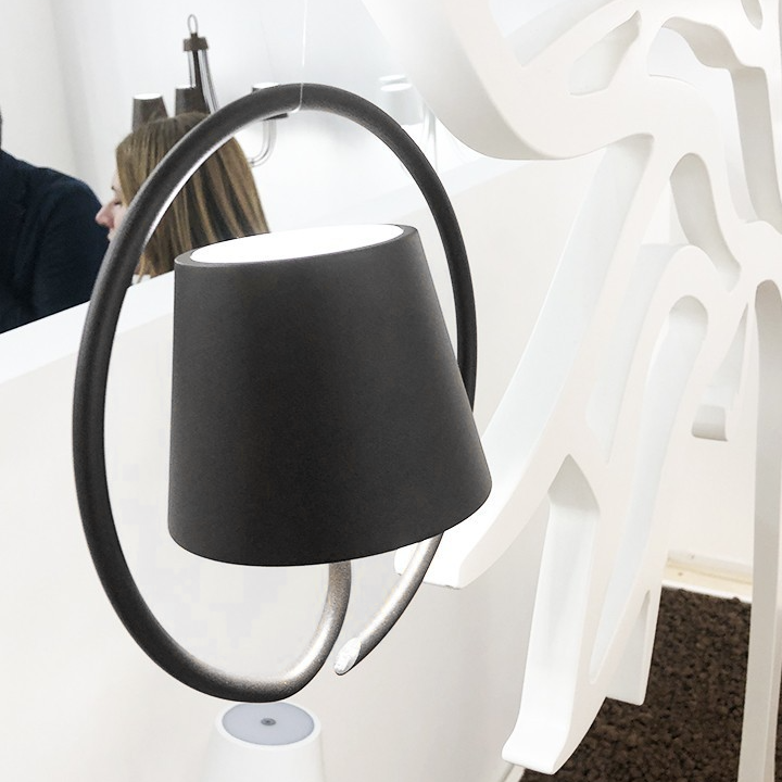 Vielseitige Akku LED Hängelampe als moderne Dekoration für Balkon, Wintergarten & Wohnzimmer.