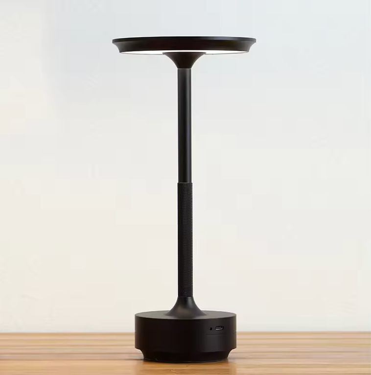 Kabellose LED Tischlampe ClarityGlow Luxe Edition, dimmbar, aus Aluminium, ideal für Innen & Außen.