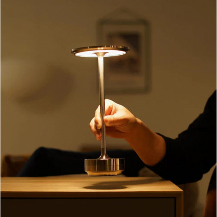 Elegante dimmbare Aluminium LED Tischlampe ClarityGlow Luxe, kabellos mit Akku & USB-C.