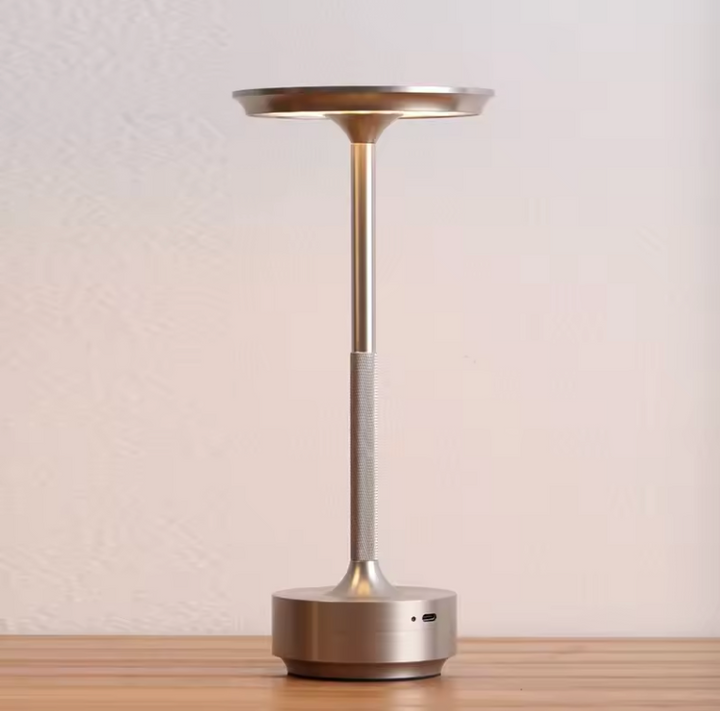 Akku-betriebene dimmbare LED Lampe ClarityGlow vd260508, Aluminium, USB-C, für innen & außen.
