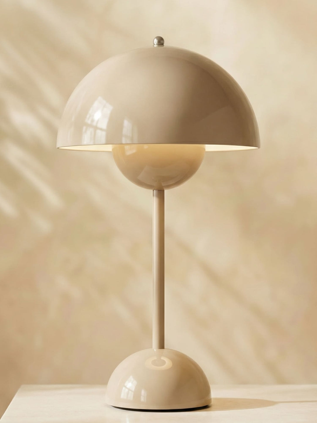 Kabellose LED Tischlampe LumiSphere, dimmbar, modernes Design für stimmungsvolle Beleuchtung im Wohnzimmer.