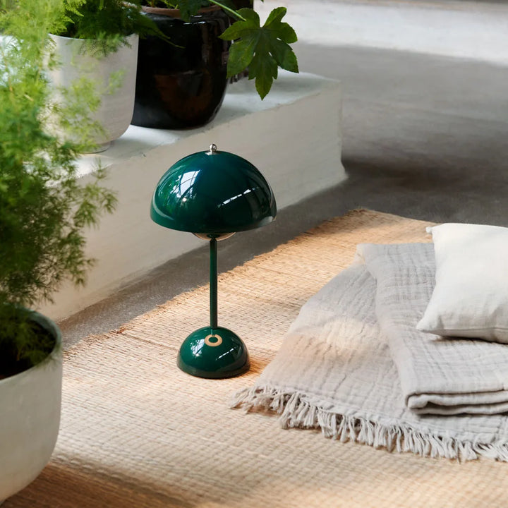 Vielseitige LumiSphere LED Tischlampe, kabellos, dimmbar, ideales Stimmungslicht für jede Gelegenheit.