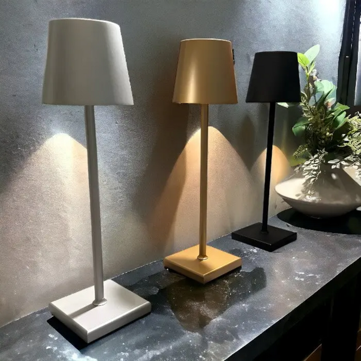 Kabellose LED-Tischlampe mit Touch-Steuerung, dimmbar für gemütliche Innen- & Aussenbeleuchtung.