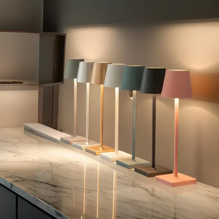 Moderne Gartenlampe mit Touch-Steuerung, kabellose LED-Beleuchtung für stimmungsvolle Aussenbereiche.