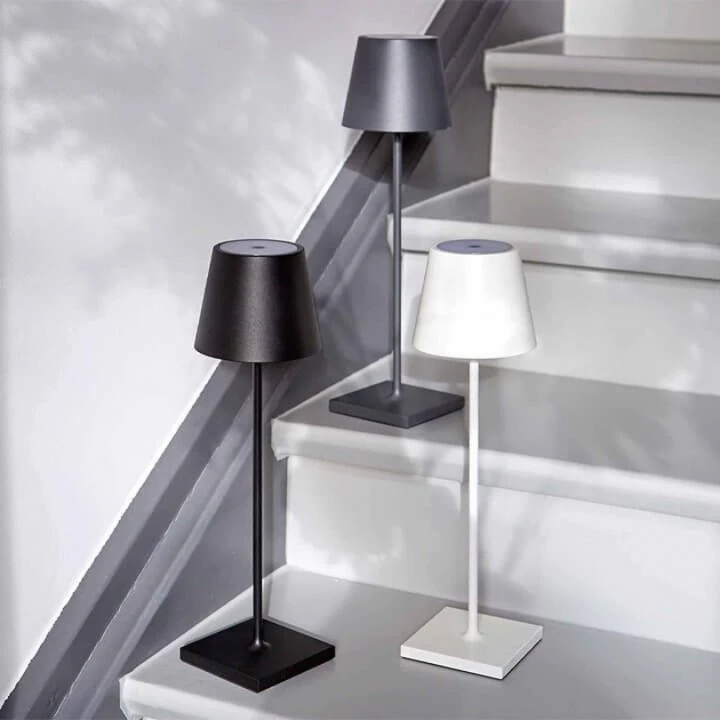 Dekorative LED-Tischlampe, kabellos mit Touch-Steuerung, schafft gemütliches Ambiente-Licht.