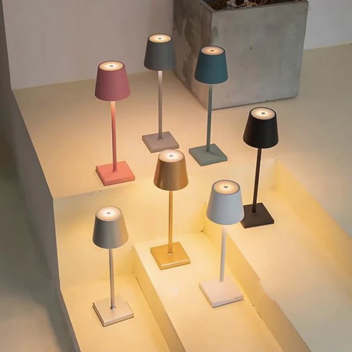 Stilvolle kabellose LED-Tischlampe mit Touch-Steuerung als Akzentbeleuchtung im Wohnbereich.