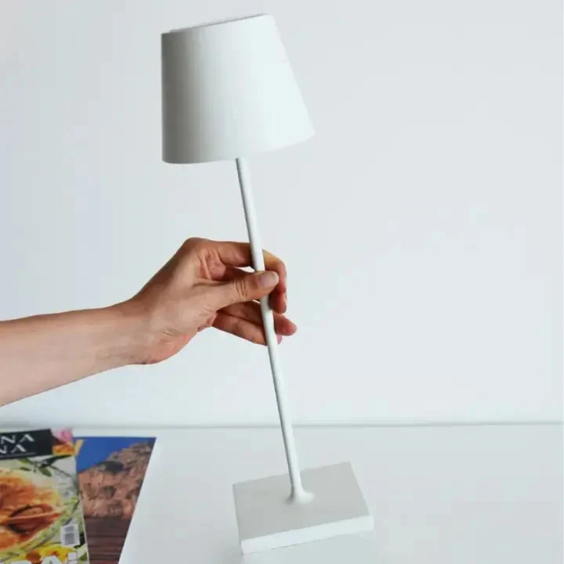 Zeitlose kabellose LED-Tischlampe mit Touch, perfekt für Leseecke oder als Nachttischlampe.