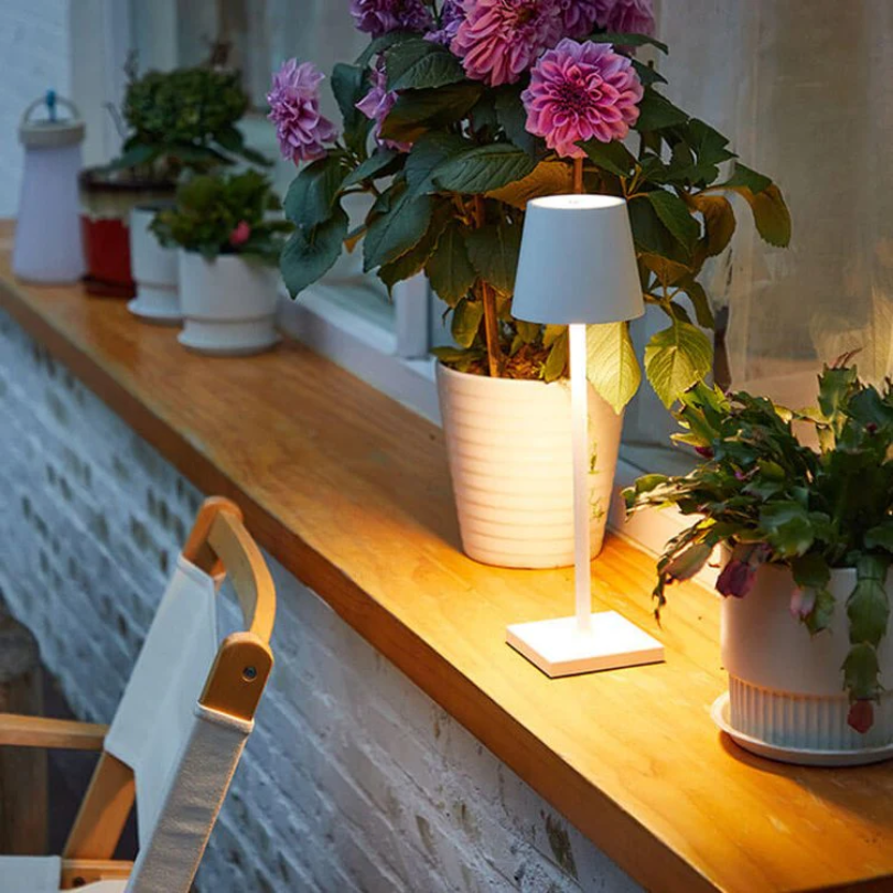 Hochwertige kabellose LED-Tischlampe mit Touch-Steuerung für ein elegantes Zuhause.