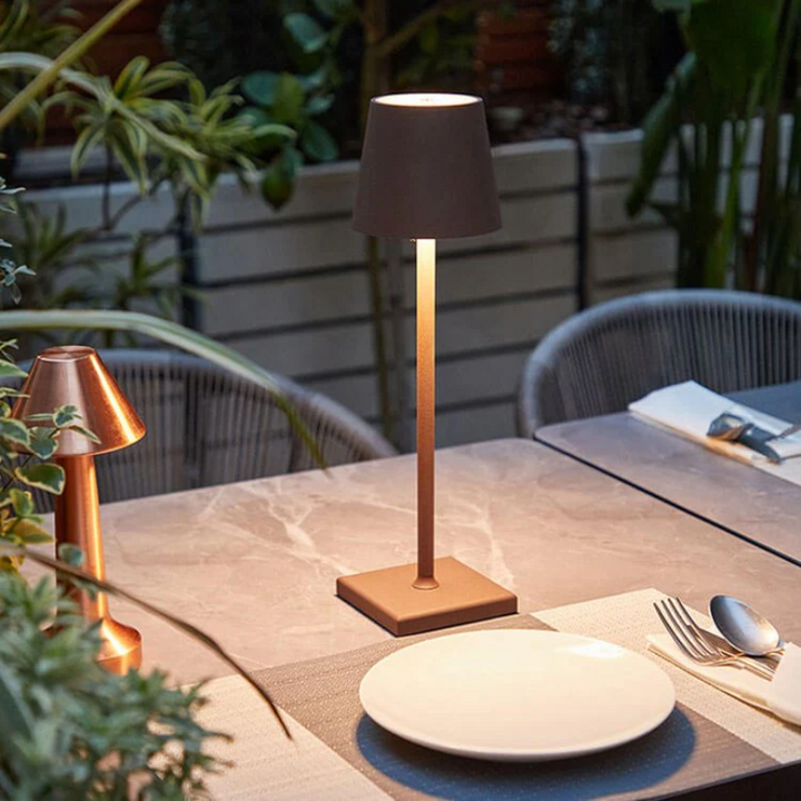 Designorientierte kabellose LED-Tischlampe mit Touch, ein Blickfang in jedem modernen Raum.