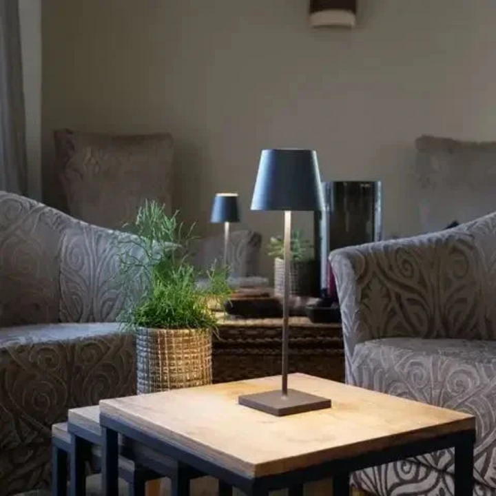 Praktische kabellose LED-Tischlampe mit Touch, einfache Bedienung für optimales Licht.
