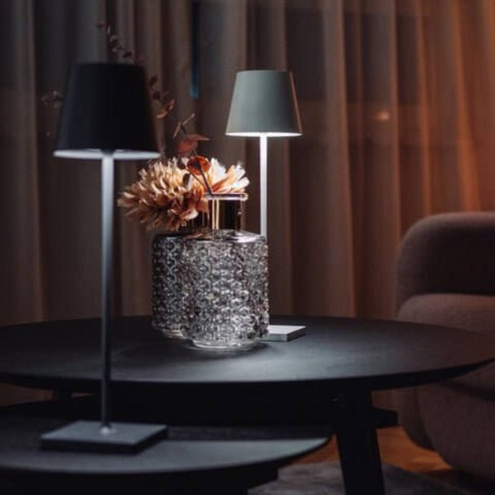 Moderne kabellose LED-Tischlampe mit Touch-Sensor, perfekt für Schlafzimmer & Home-Office.