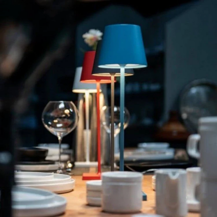 Kabellose LED-Tischlampe mit Touch-Steuerung, schafft sanftes Ambiente-Licht im Wohnzimmer.