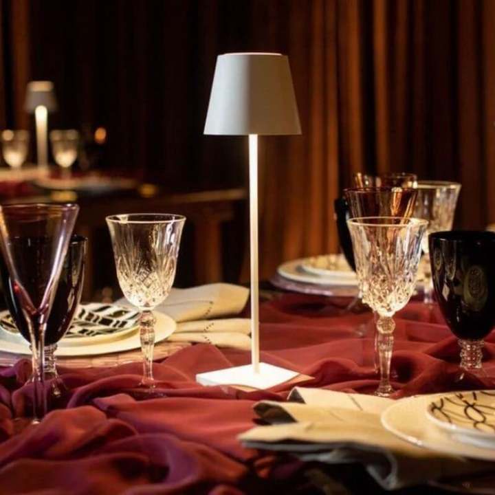 Tragbare LED-Tischlampe, kabellos und per Touch dimmbar, ideal für gemütliche Beleuchtung.
