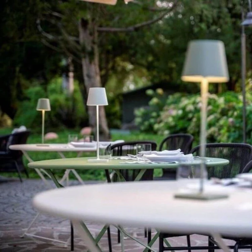 Smarte kabellose LED-Tischlampe mit Touch, vielseitig einsetzbar als Deko- oder Leselampe.