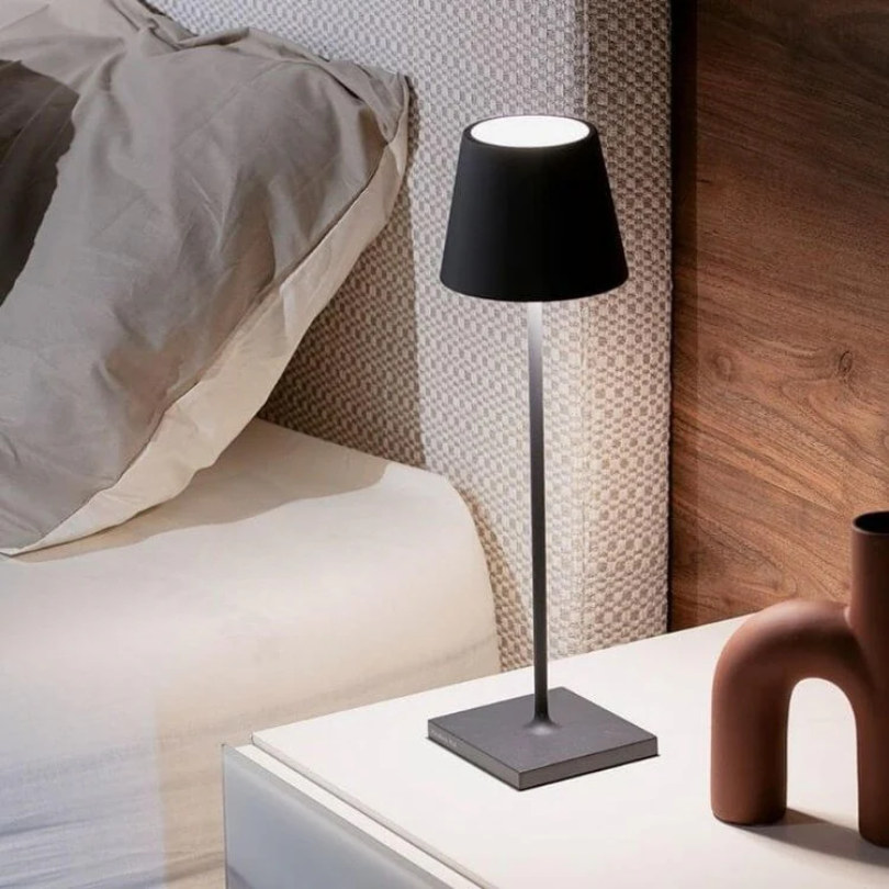 Kompakte kabellose LED-Tischlampe mit Touch-Steuerung, moderne Akzentbeleuchtung.