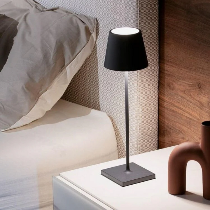 Kompakte kabellose LED-Tischlampe mit Touch-Steuerung, moderne Akzentbeleuchtung.