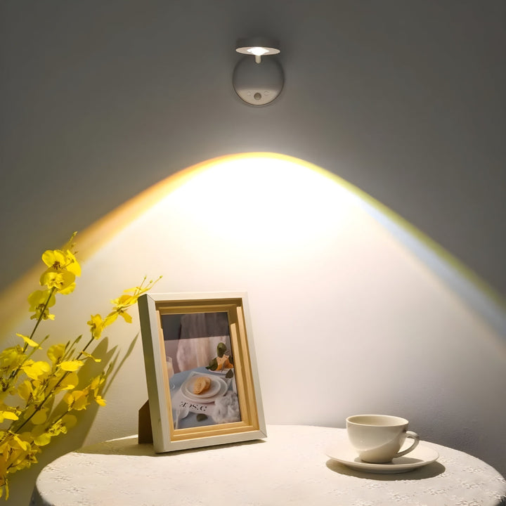 Smarter kabelloser LED Spot, dimmbar mit Bewegungssensor, für moderne Innenbeleuchtung.