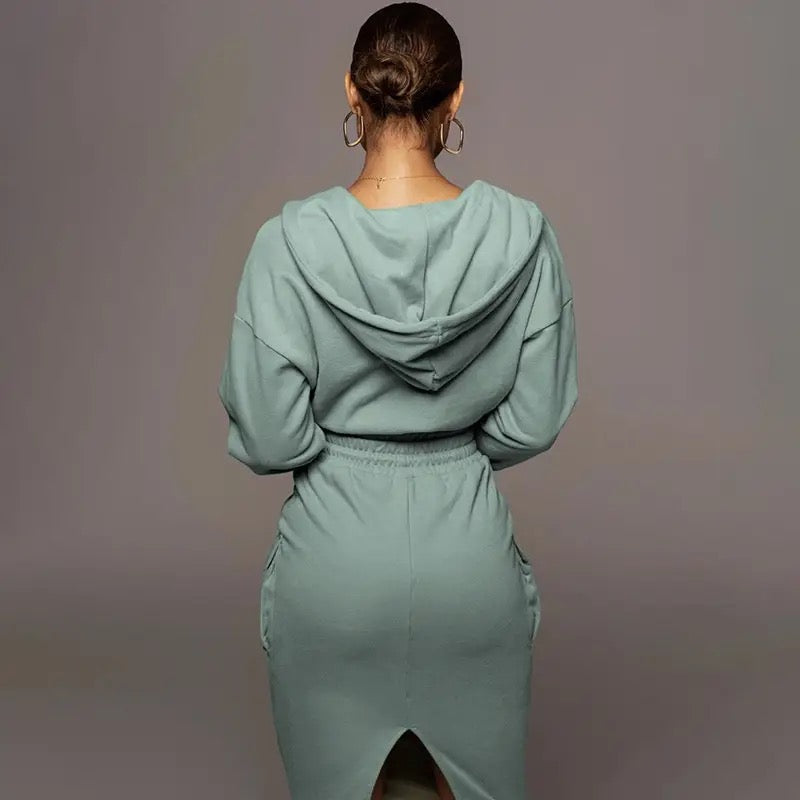 Freizeit-Bekleidungsset für Damen: Hoodie und Rock, ideal für den Alltag.