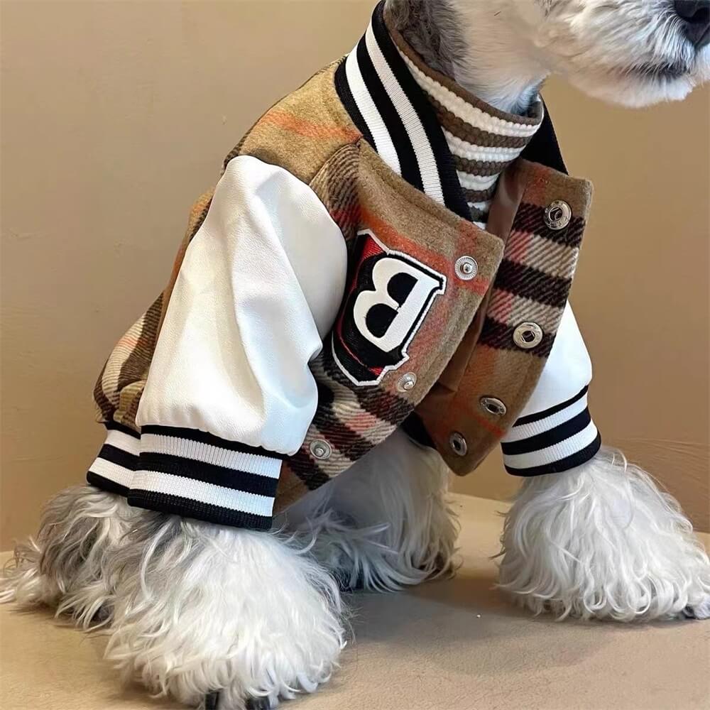 Warme karierte Fleecejacke mit Unterhemd. Perfekte Hundemode für kalte Tage und Spaziergänge kleiner Hunde.