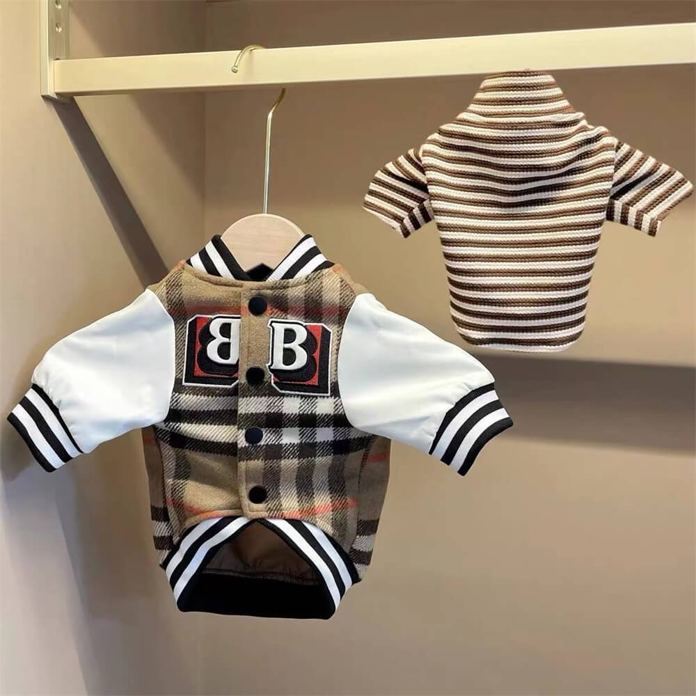 Komplettes Hunde-Outfit: karierte Jacke und Unterhemd. Trendige Hundebekleidung für kleine & mittelgroße Vierbeiner.