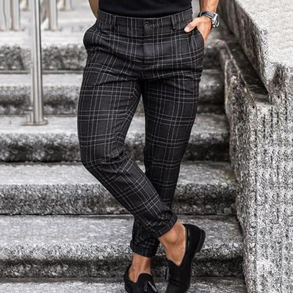 Zeitlose, bequeme Herrenhose, Chino-Stil, in Grau. Eine elegante und vielseitige Option für Männer.