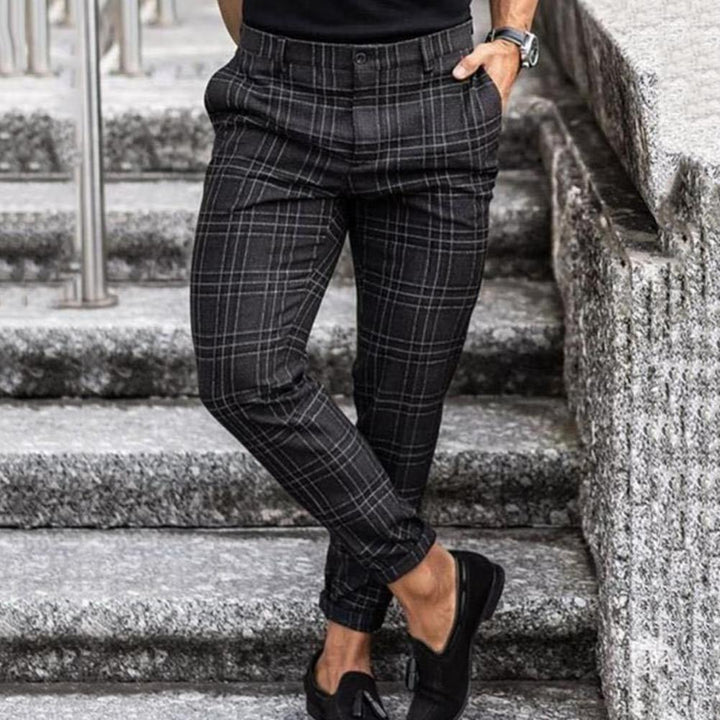 Zeitlose, bequeme Herrenhose, Chino-Stil, in Grau. Eine elegante und vielseitige Option für Männer.