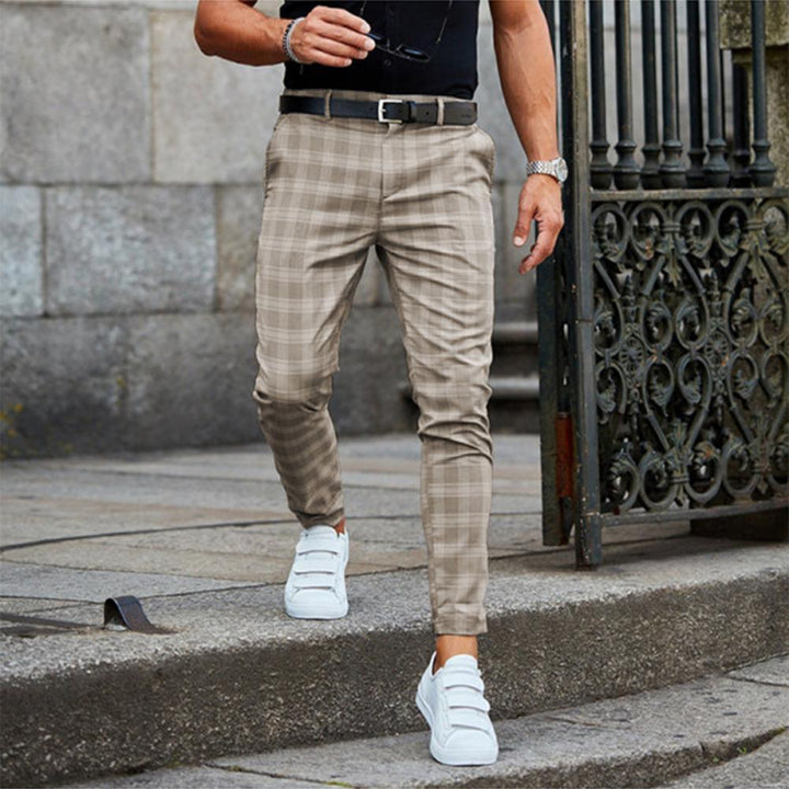 Nahaufnahme der vielseitigen Herren-Chinohose aus hochwertigem Stoff. Komfortabel und elegant für Männer.