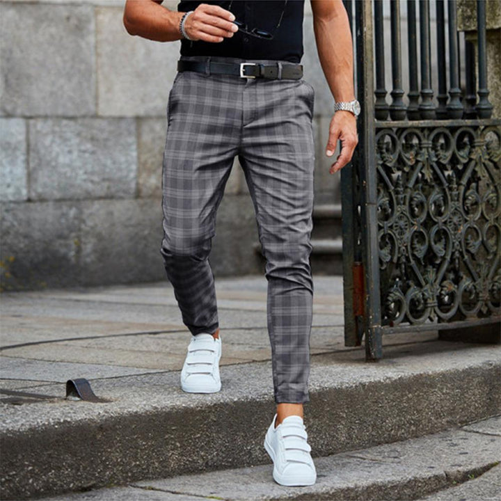 Mann trägt moderne, schmal geschnittene Herren-Chinohose in Blau. Ideal als Business- oder Freizeithose.