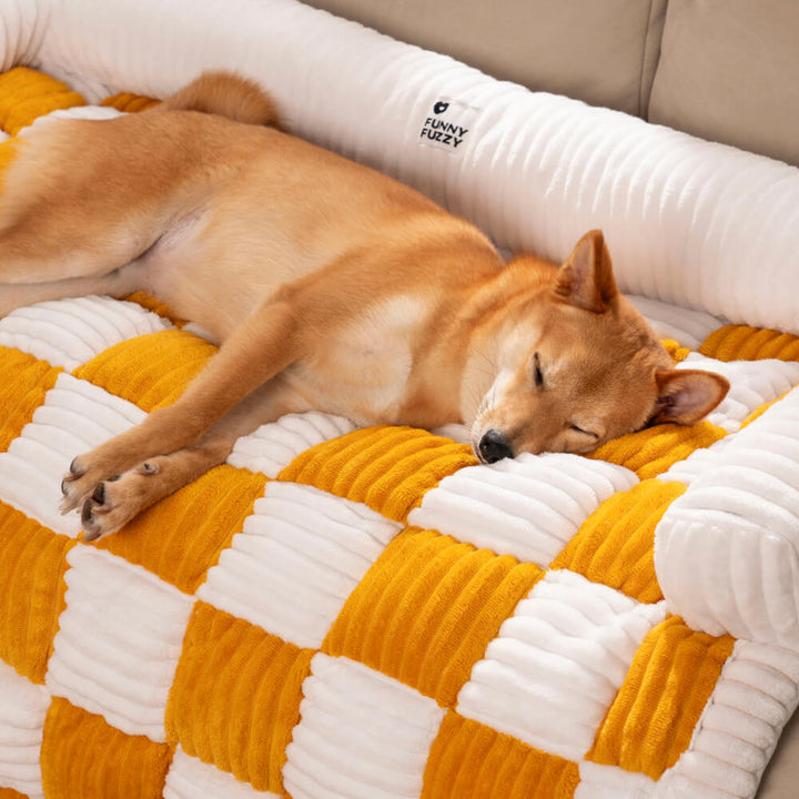 Weicher, karierter Sofaschutz für Hunde. Schafft einen gemütlichen Platz für Ihren Vierbeiner auf der Couch.