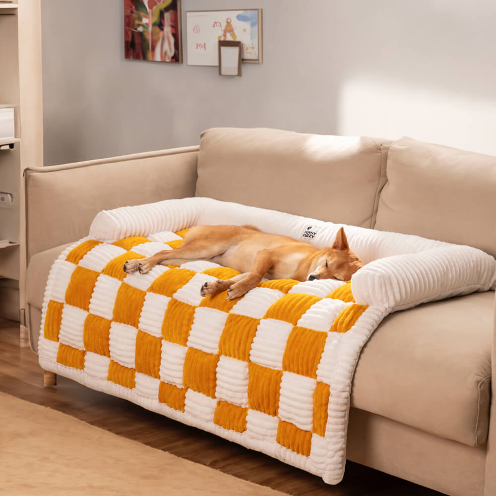 Karierter Sofabezug speziell für Hunde. Schützt Möbel vor Kratzern, Haaren und ist dabei stilvoll.