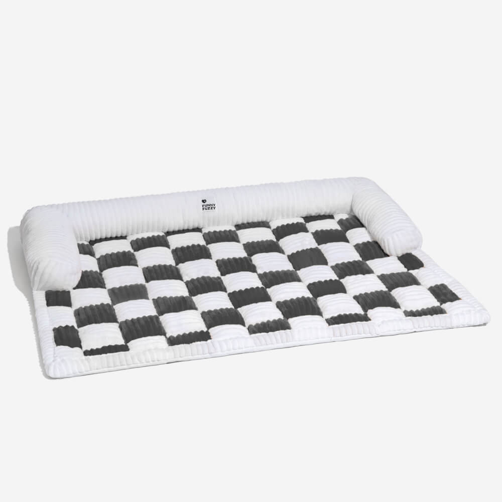 Gemütliche, antirutsch karierte Hundematte für das Sofa. Sicherer, stilvoller & bequemer Ruheplatz.