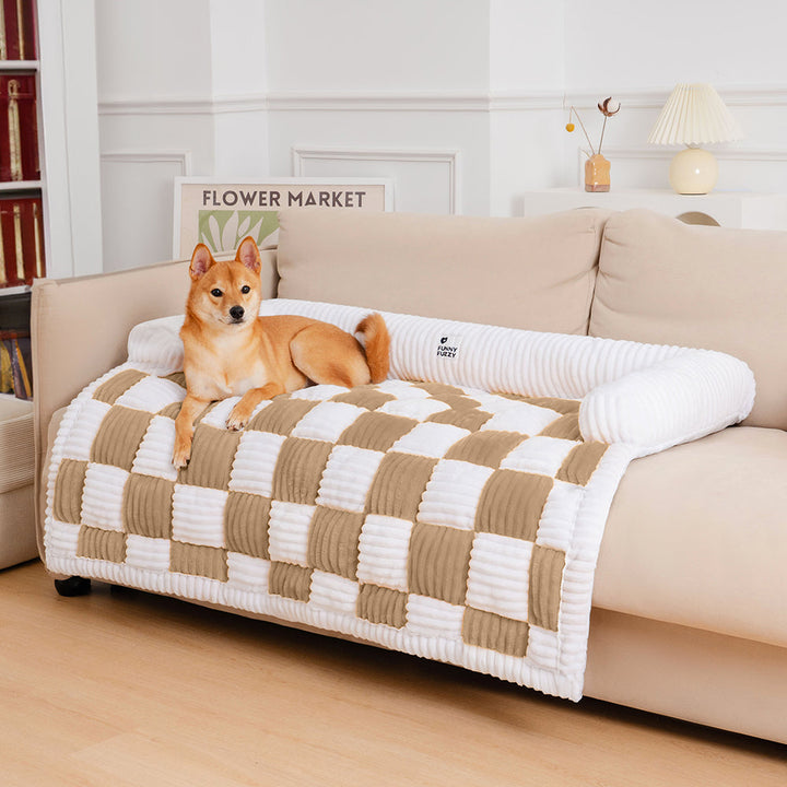 Karierter Sofaschutz für Hunde. Waschbar, antirutsch, gemütlich & stilvoll – der perfekte Möbelschutz.