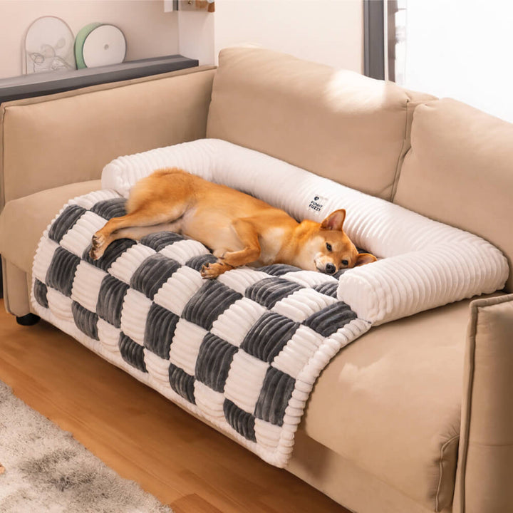 Klassisch karierter Sofaüberwurf für Hunde. Schützt Möbel stilvoll vor Tierhaaren, Schmutz & Abnutzung.