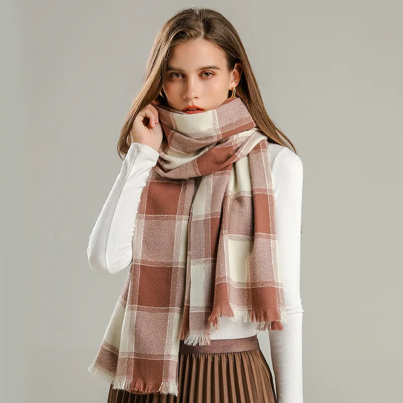 Eleganter Unisex Kariertschal Jennica, weich und warm. Modisches Herbst-Winter-Accessoire.