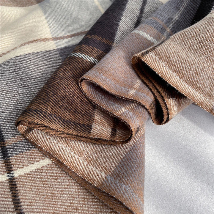Zeitloser Winterschal für Damen mit Karomuster, warm & weich. Modisches Accessoire für kalte Tage.