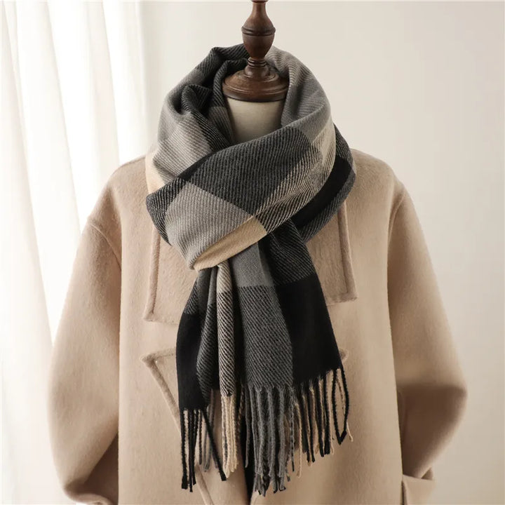 Warmer, karierter Unisex Schal Jennica. Vielseitiges, modisches Accessoire für jeden Look.