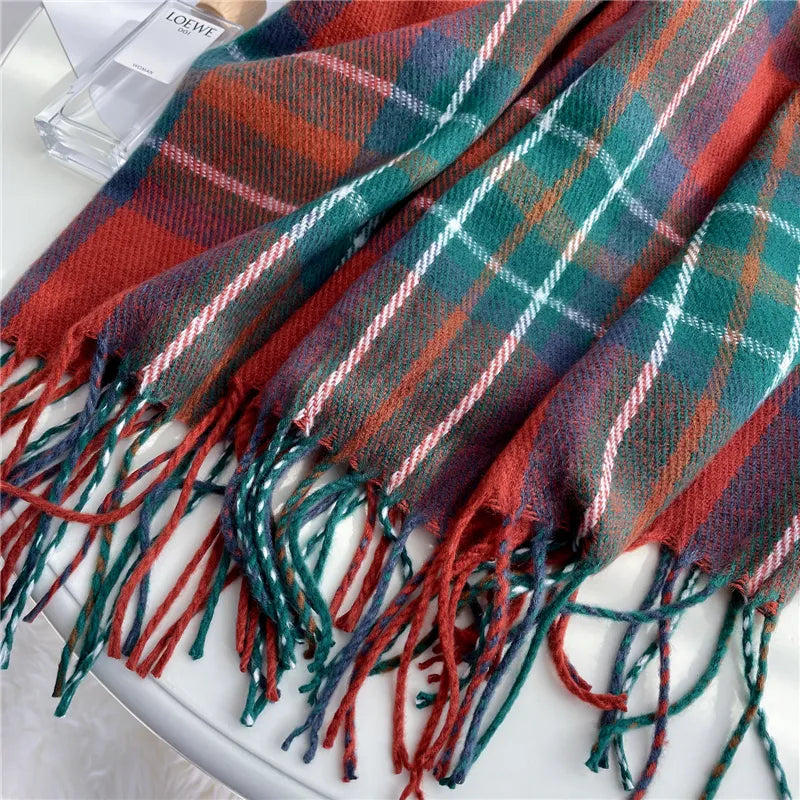 Stylischer Strickschal für Damen, Karomuster in Navy, Himmelblau, Orange & Braun. Ein Must-have im Winter.
