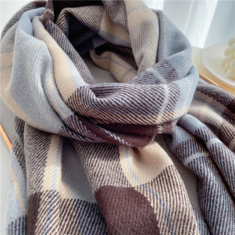 Warmer Damenschal, kariert. Gemütliches Accessoire mit Quasten für die kalte Jahreszeit.