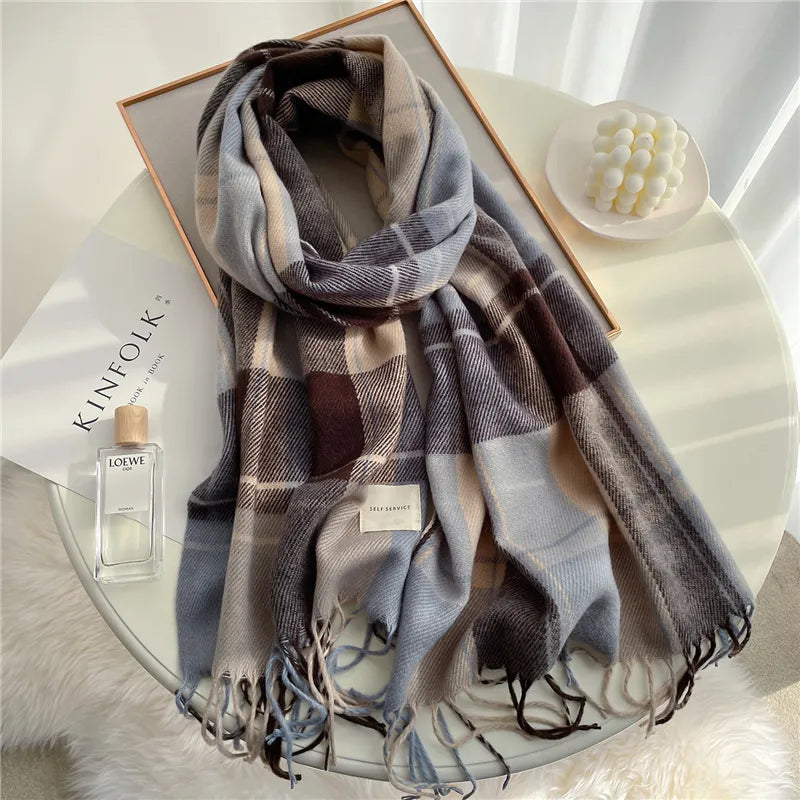 Kuscheliger Damenschal im klassischen Karodesign. Zeitlos schicker Winterschal für Damen.
