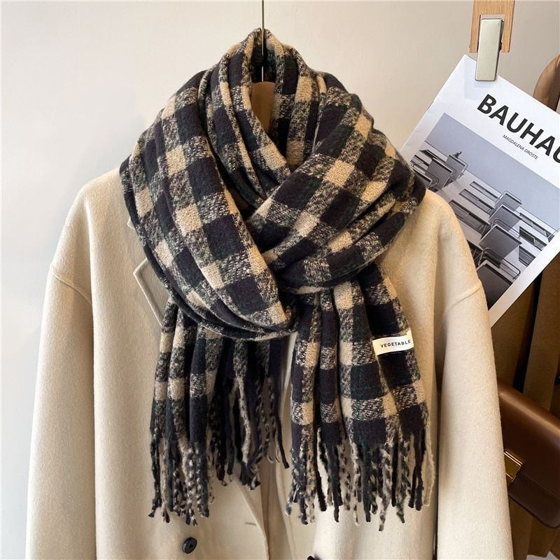 Dein kuscheliger Jennica Herbstschal kariert. Warmes Unisex Accessoire für kühle Tage.
