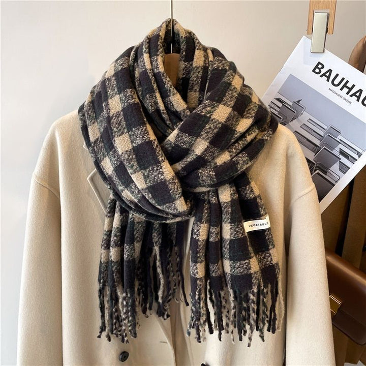 Dein kuscheliger Jennica Herbstschal kariert. Warmes Unisex Accessoire für kühle Tage.