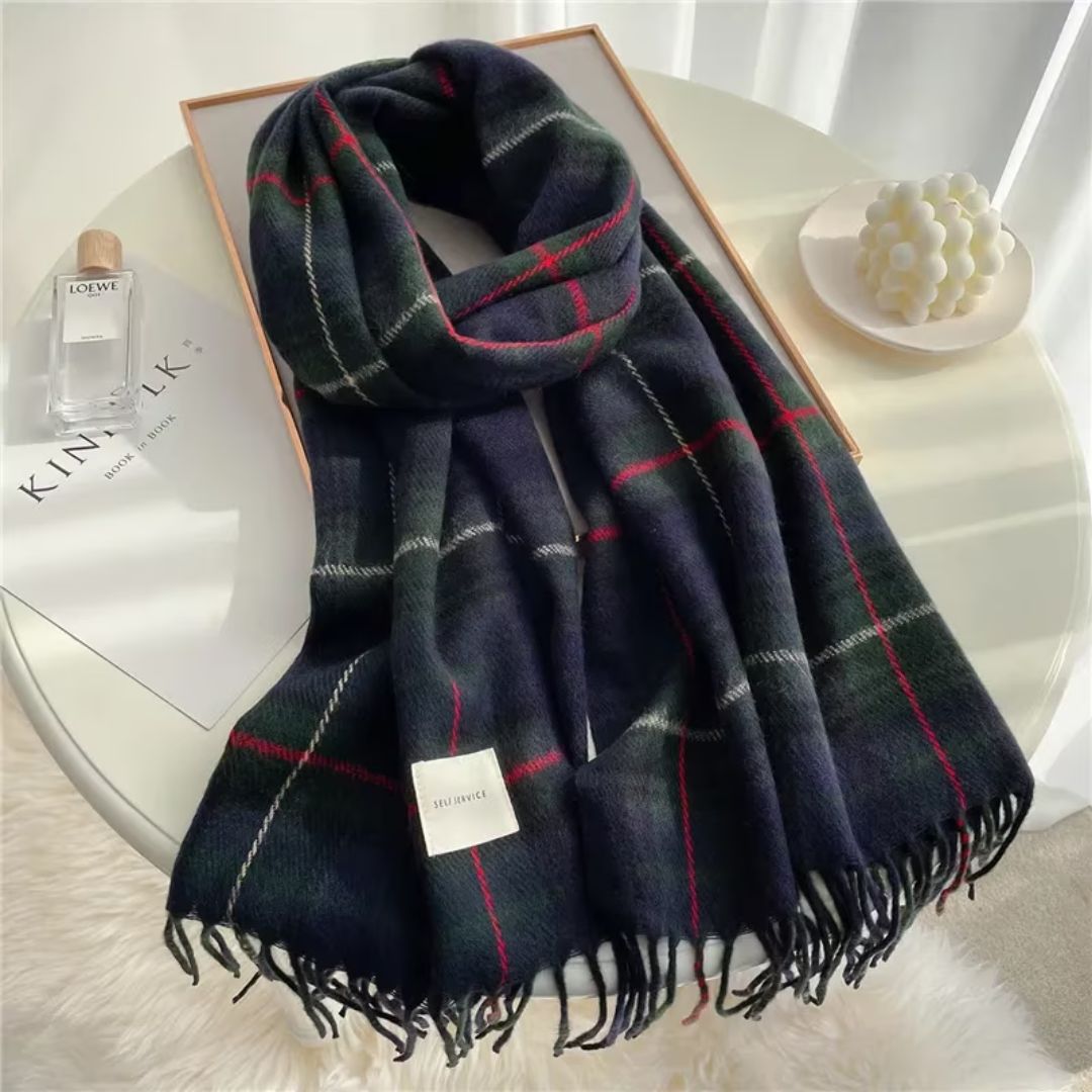 Warmer Damen Strickschal mit Karomuster in Navy, Himmelblau, Orange, Braun und stilvollen Quasten.