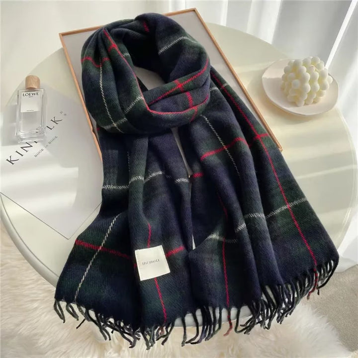 Warmer Damen Strickschal mit Karomuster in Navy, Himmelblau, Orange, Braun und stilvollen Quasten.