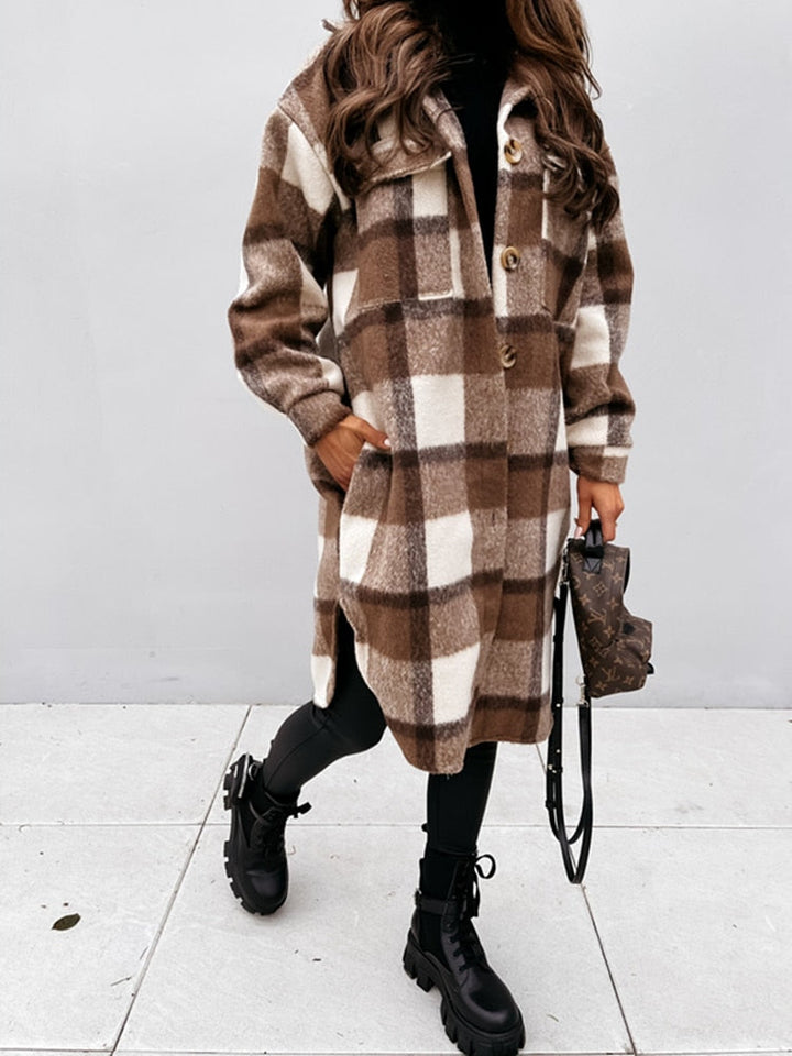 Rückansicht der langen Damen Karo-Jacke. Oversized Herbstjacke, bequem & nostalgisch für moderne Outfits 2025.