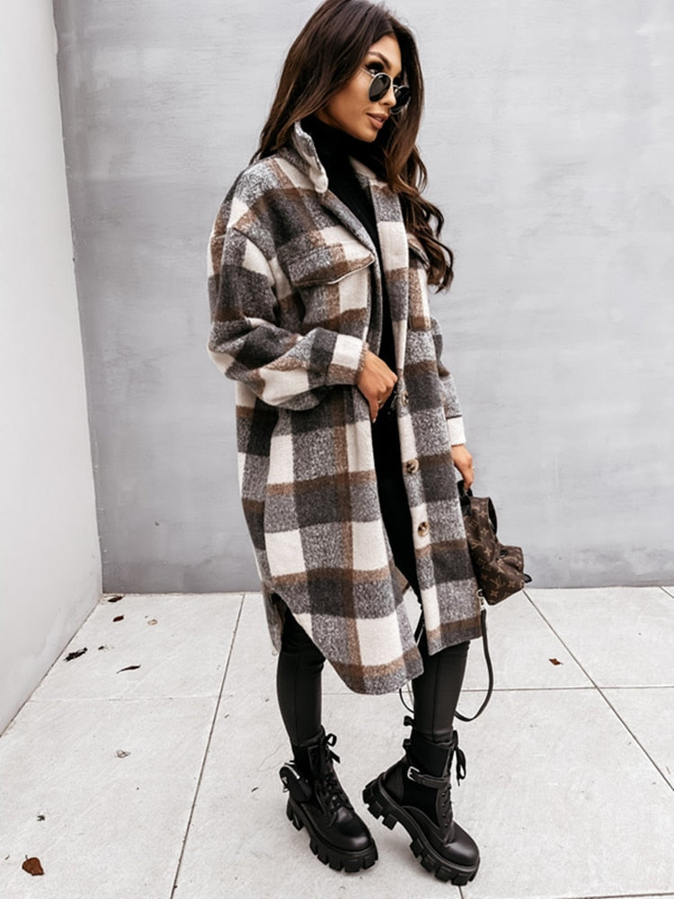 Herbst 2025: Modische Damen Karo-Jacke im Oversized-Stil. Trendige, lange Jacke für moderne Frauen.