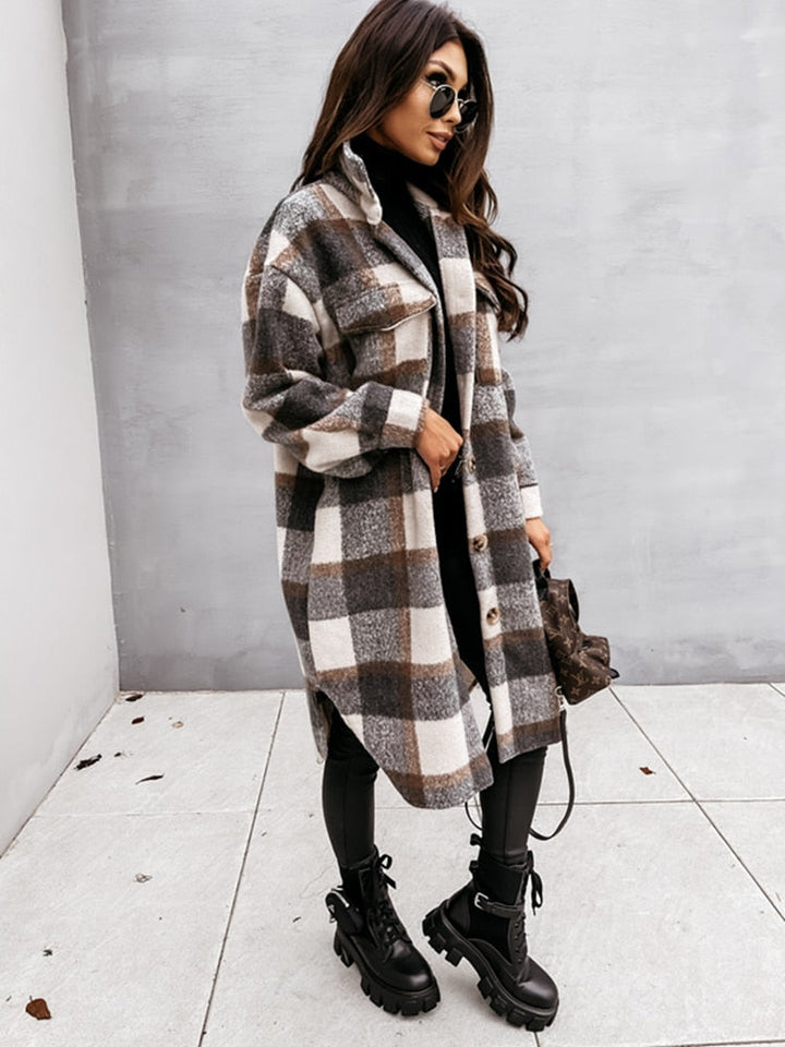 Herbst 2025: Modische Damen Karo-Jacke im Oversized-Stil. Trendige, lange Jacke für moderne Frauen.