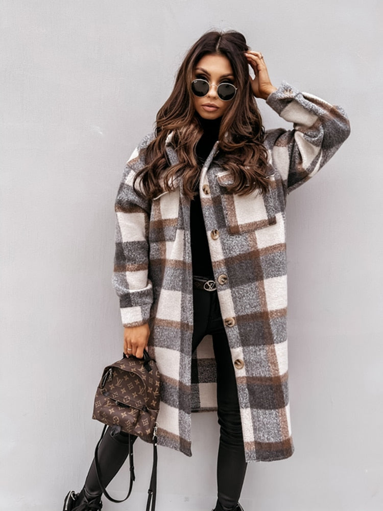 Offen getragene Damen Karo-Jacke. Lange, trendige Herbstjacke für 2025. Stylische Herbstmode im Oversized-Look.