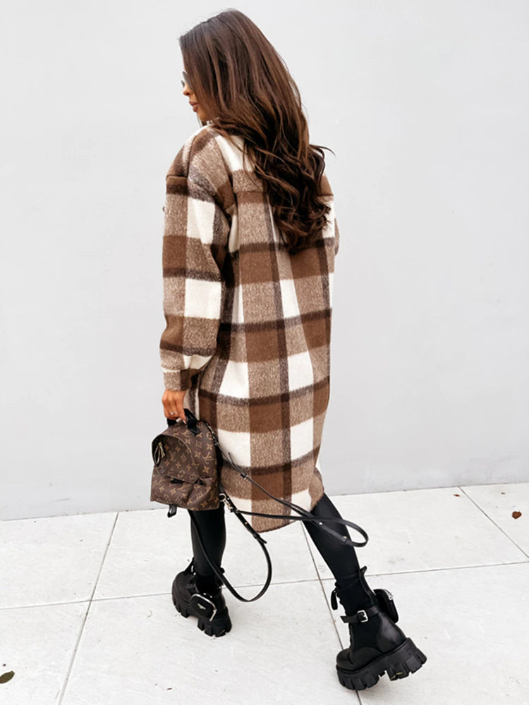 Naheinstellung der Karo-Textur der Damenjacke. Elegante, trendige Herbst-Karo-Jacke für 2025 im Oversized-Look.