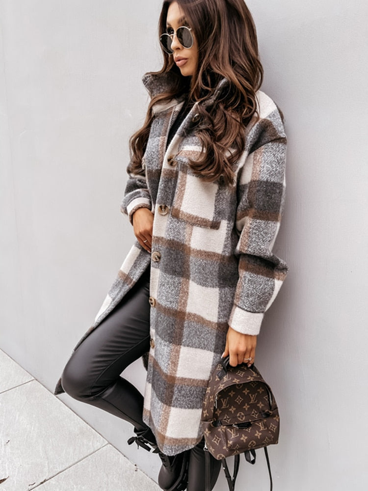 Geschlossene Oversized Karo-Jacke für Damen. Elegante, bequeme Herbstjacke im nostalgischen Trend 2025.